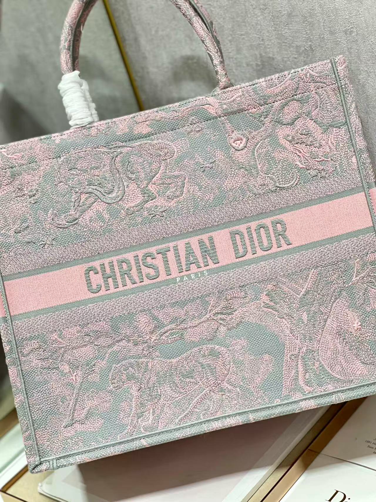 Pink book tote (Replica)