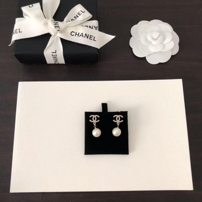 Chanel earrings Pearlescent heart cc pearl(Replica) - Image 7