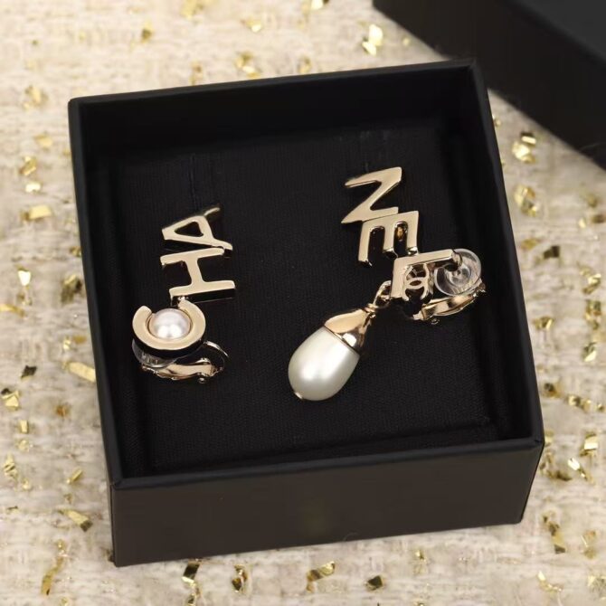 Chanel earrings letter Hazelnut(Replica)