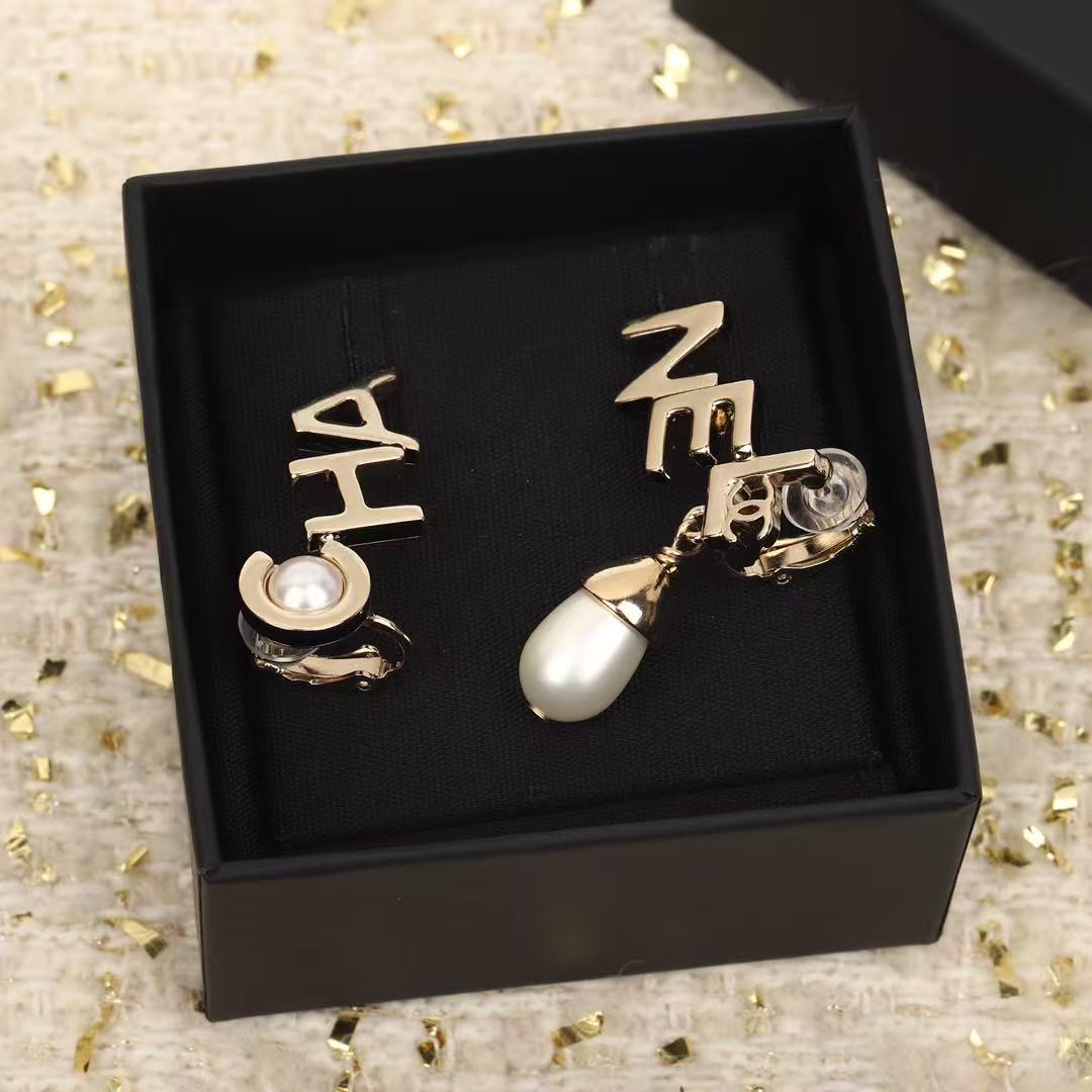 Chanel earrings letter Hazelnut(Replica)