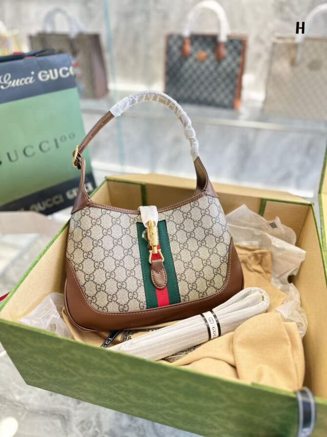 Jackie 1961  (Replica) – Image 4