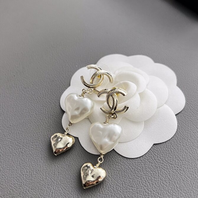 Chanel earrings Pearlescent heart(Replica) - Image 6