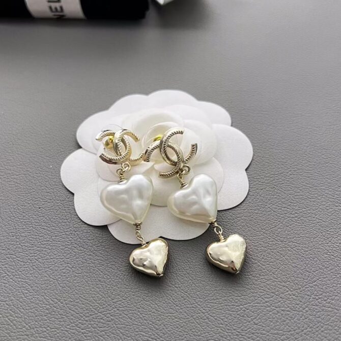 Chanel earrings Pearlescent heart(Replica) - Image 5