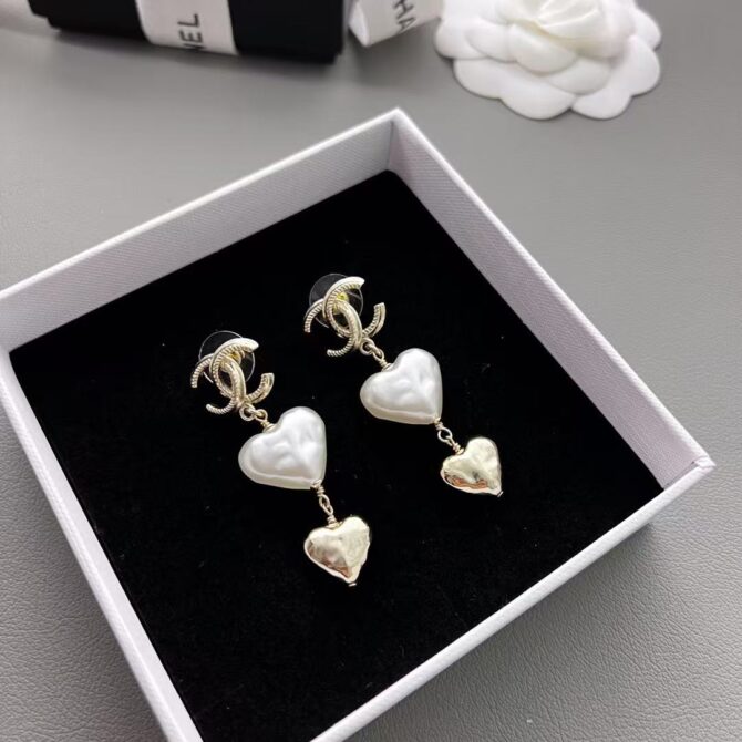 Chanel earrings Pearlescent heart(Replica) - Image 3