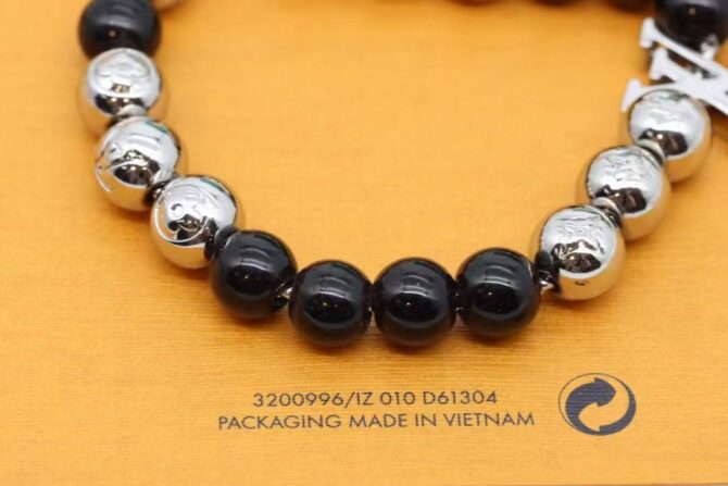 Monogram beads black pearls (Replica) – Image 4