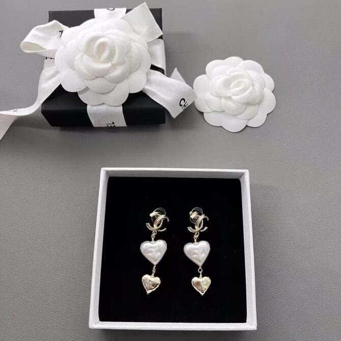 Chanel earrings Pearlescent heart(Replica) - Image 2