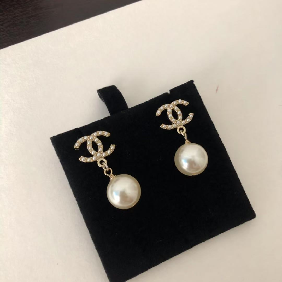 Chanel earrings Pearlescent heart cc pearl(Replica)