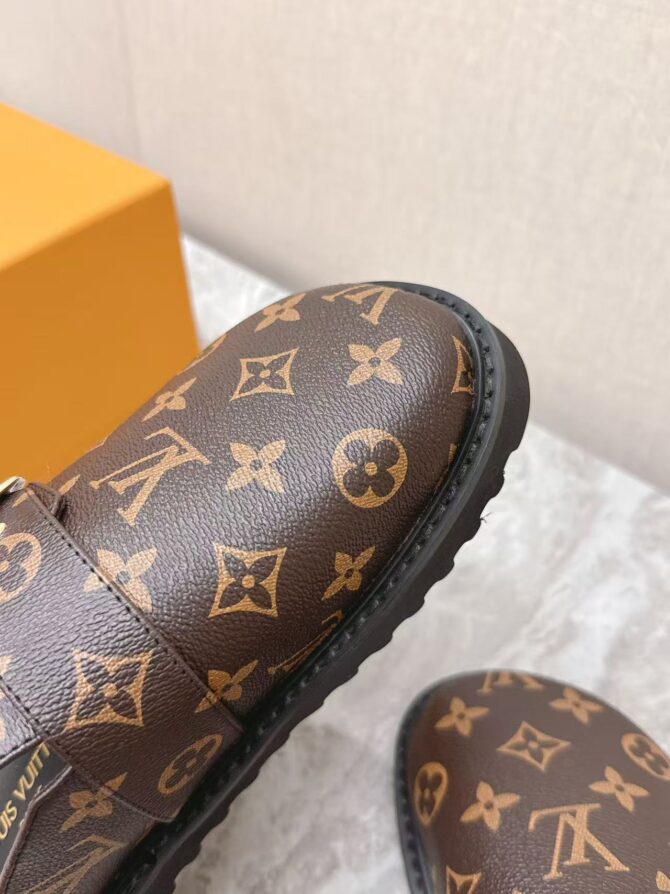 Sabot plat LV cosy cuir  (Replica) - Image 9