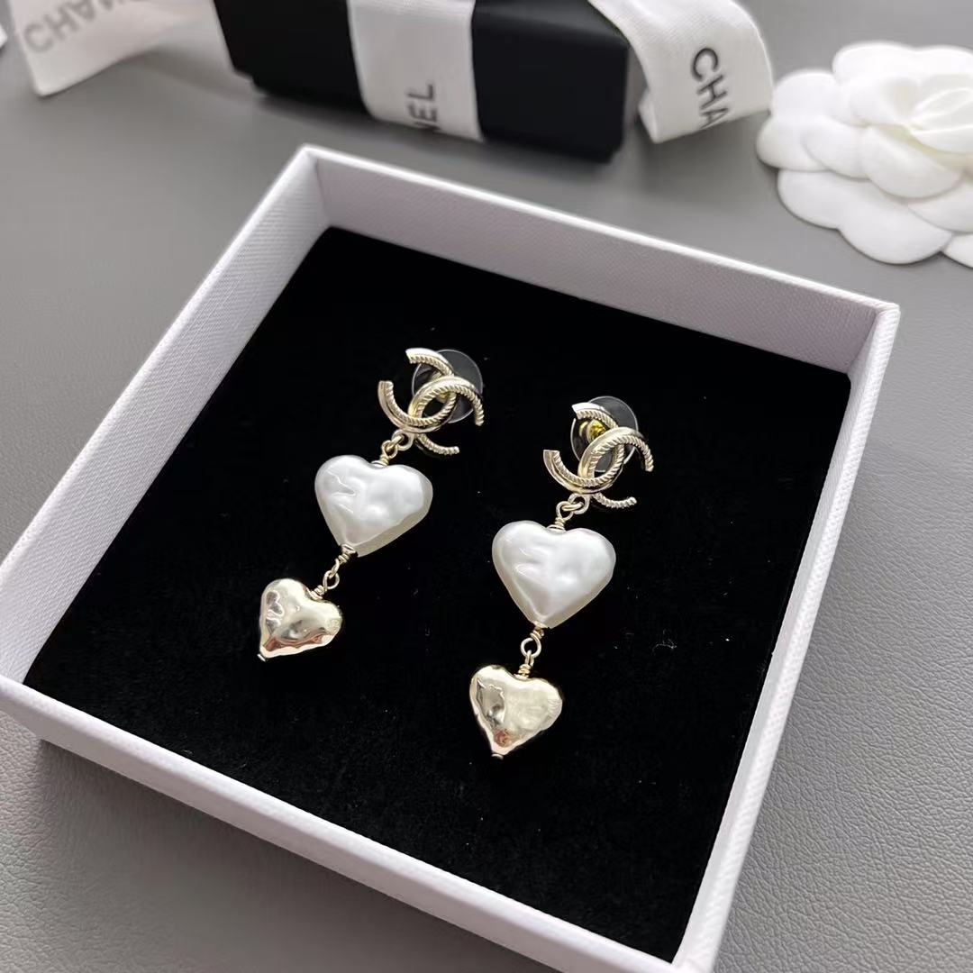 Chanel earrings Pearlescent heart(Replica)