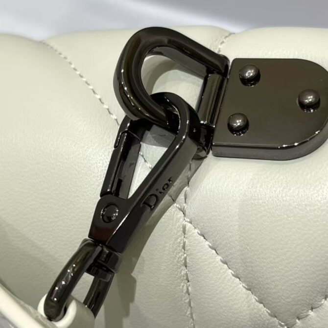 Dior 30 Montaigne (Replica) – Image 4